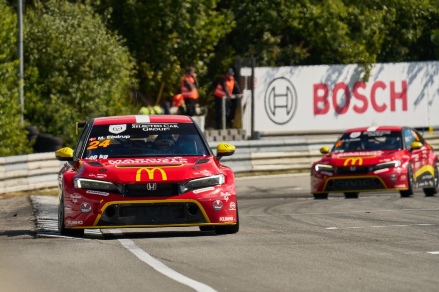 Sæsonen forsvinder med solen til Night Race. 
(Foto: TCR Denmark)